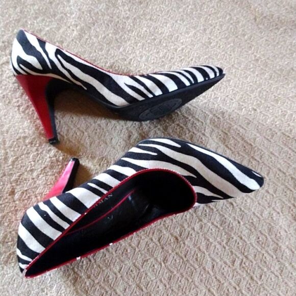 LADIES Designer Shoes by 𝅺DANA BUCKMAN - Picture 2 of 15